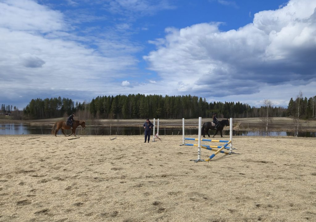 Jäsenetuna Reisjärven Ratsastajat tarjoaa jäsenille maksuttoman ratsastuskentän käytön
